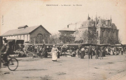 Trouville * Place , La Mairie Et Le Marché * Foire Marchands - Trouville