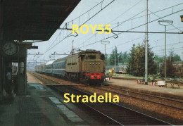 Lombardia Pavia Stradella Stazione Ferroviaria Treno Argento In Sosta Sul Binario Nel 1984 (v.retro) - Gares - Avec Trains