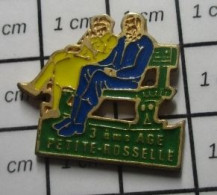 3322 Pin's Pins / Beau Et Rare / AUTRES / COUPLE DE VIEUX SUR UN BANC FOYER 3e AGE PETITE-ROSSELLE - Autres & Non Classés