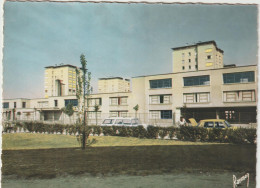 Val De  Marne :  VILLEJUIF : Le  Groupe  Scolaire , école, Raymon, Voiture  Peugeot - Villejuif