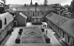 Le Loroux Bottereau * Hôpital St Pierre , Une Cour Intérieure ( Côté Hommes ) * Santé Médecine - Autres & Non Classés