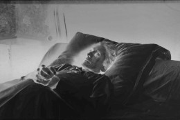 PLAQUE DE VERRE, POST-MORTEM. DAME SUR SON LIT DE MORT. VERS 1950 - Glasdias