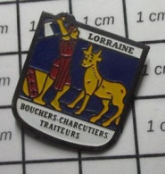 510c Pin's Pins / Beau Et Rare / ANIMAUX / VACHE LORRAINE BOUCHERS CHARCUTIERS TRAITEURS - Animaux