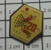 510e Pin's Pins / Beau Et Rare : SPORTS / VOLLEY-BALL CLUB VBC FOLSCHVILLER 20 ANS - Pallavolo