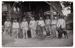 Groupe D'ouvriers Agricoles Devant Une Machine Agricole. Carte Photo - Bessèges