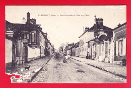 F-60-Clermont-04P81 La Gendarmerie Et La Rue De Paris, Jeune Femme Avec Un Landeau, Cpa (état) - Clermont