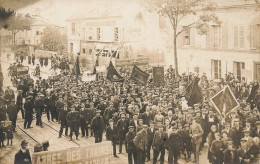 Livry Gargan * Carte Photo * Manifestation Politique , Grève Des Cheminots ? * Grèves * Tabac A LA BARRIERE DE LIVRY - Livry Gargan