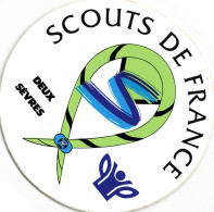 Scoutisme * Scouts De France , Deux Sèvres 79 * Thème Scout * Autocollant Publicitaire Illustré Ancien - Scouting