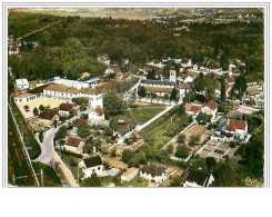 77.BOIS LE ROI.VUE AERIENNE SUR LE GROUPE SCOLAIRE ET L'EGLISE.CPSM - Bois Le Roi