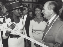 1993 MITTERRAND ET MISS FRANCE 1993  PHOTO  MENTION AFP AU DOS  VOIR SCANS - Beroemde Personen