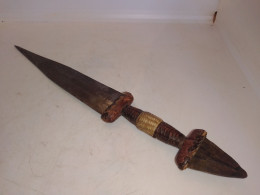 ANCIEN POIGNARD AFRICAIN RECOUVERT DE CUIR ECT .... - Knives/Swords