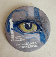 BADGE L'ART DE JAMMES CAMERON AVATAR 2024 - Oggetti Pubblicitari