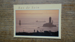Delcampe - La Pointe Du Raz , Bég Ar Raz , Passage Dans Le Raz De Sein Entre Le Phare De La Vieille Et L'île De Sein - La Pointe Du Raz