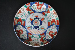 Assiette 22 Cm De Diamètre En Porcelaine Polychrome Japonaise D'Imari - Sans Marque - Japon Fin XIXè - Andere & Zonder Classificatie