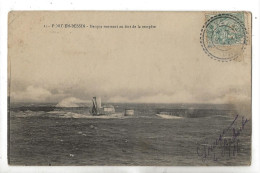 Port-en-Bessin (14) : L'entrée Dans Le Port Par Tempête D'une Barque De Pêche En 1906 (animé) PF - Port-en-Bessin-Huppain