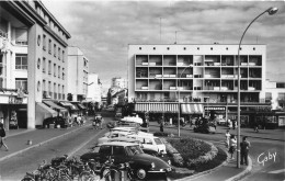 Lorient * Place Aristide Briand * Pharmacie Commerces Magasins * Automobile Anciennes * Automobile Citroën DS - Lorient