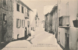 Larche * Rue Du Village Sous La Neige Et à Droite Le Balcon De La Caserne Du 157ème Régiment - Autres & Non Classés