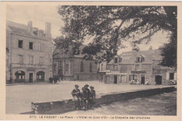 Cn – Cpa LE FAOUET – La Place – L'Hôtel Du Lion D'Or – La Chapelle Des Ursulines - Le Faouet