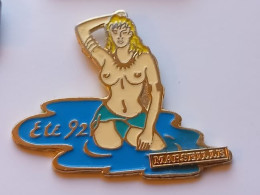 N120 Pin's Pin'up Pin'ups Sexy Nue Nu été 92 Marseille  Achat Immédiat - Pin-Ups