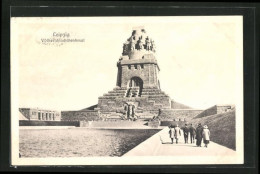 AK Leipzig, Völkerschlachtdenkmal, Besucher Auf Dem Weg Zum Denkmal  - Monumentos