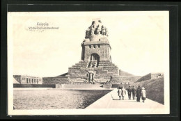 AK Leipzig, Völkerschlachtdenkmal, Besucher Auf Dem Weg Zum Denkmal  - Monumenti