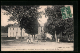 CPA Villars-les-Dombes, Place De L`Hotel-de-Ville Et Ecole De Garcons  - Villars-les-Dombes
