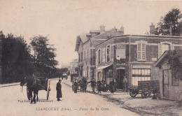 C13-60) LIANCOURT (OISE) PLACE DE LA GARE  - ANIMEE -  BUVETTE - CAFE - TABAC  - ( 2 SCANS ) - Liancourt