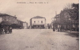 C20-47) DAMAZAN -  PLACE DES CAFES - ANIMEE - CAFE DE LA PAIX - HABITANTS - ( 2 SCANS ) - Damazan