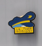 PIN'S   THEME LA POSTE  BOBIGNY  CASQUETTE POSTIER  FACTEUR   SEINE ST DENIS - Correo