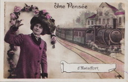 47) ASTAFFORT - UNE PENSEE - FEMME AVEC L ' ARRIVEE DU TRAIN EN GARE - ( 2 SCANS ) - Astaffort