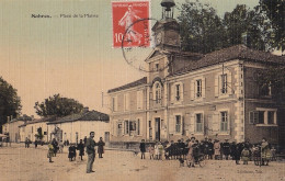 40) SABRES (LANDES) PLACE DE LA MAIRIE - ANIMEE - HABITANTS ECOLIERS - CARTE TOILEE COULEURS   - Sabres