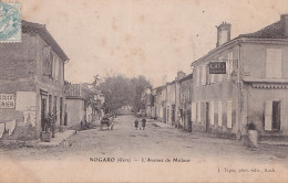 F6-32) NOGARO (GERS) L ' AVENUE DE MIDOUR  - CAFE  - ANIMEE - 1905 - ( 2 SCANS ) - Nogaro