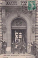 F19-75) PARIS - LA GARDE REPUBLICAINE SALUT AU DRAPEAU - EDITEUR CH. DEBROCK - 1907 - Politie-Rijkswacht