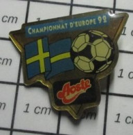 SP01 Pin's Pins / Beau Et Rare / SPORTS / FOOTBALL CHAMPIONNAT D'EUROPE 1992 SUEDE DRAPEAU Variante AOSTE - Fútbol