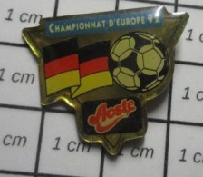 413c Pin's Pins / Beau Et Rare / SPORTS / FOOTBALL CHAMPIONNAT D'EUROPE 1992 DRAPEAU ALLEMAGNE Variante AOSTE - Fussball