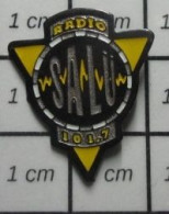 713B Pin's Pins / Beau Et Rare / MEDIAS / RADIO SALU 101.7 MHZ - Medias