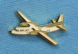 1 PIN'S /  ** COMPAGNIE " AIR JET " AVION ATR 42-300 ** - Airplanes