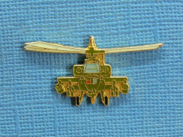 1 PIN'S /  ** HÉLICOPTÈRE / BOEING AH-64 " APACHE " US ARMY ** - Militaria