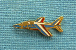 1 PIN'S /  ** ARMÉE DE L'AIR  / ALPHA-JET DE LA PATROUILLE DE FRANCE ** . (Paris Insignes). - Avions