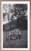 PHOTOGRAPHIE MOTOCYCLETTE - Souvenir Fête à SAINT AMAND 1953 - TB PLAN MOTO MARQUE ? - Motos