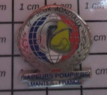 713J Pin's Pins / Rare Et Beau : POMPIERS / SAPEURS POMPIERS JEUX MONDIAUX MANTES - Brandweerman