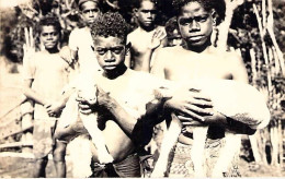 Nouvelle Calédonie - Carte Photo - Enfants Canaques Portant Une Chèvre - Carte Postale Ancienne - Nieuw-Caledonië