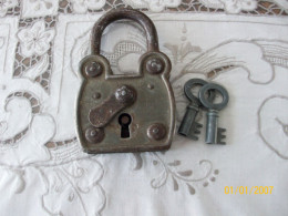 Gros Ancien Cadenas Avec Deux Clés - Popular Art