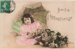 ENFANTS - Une Petite Fille Sous Un Parapluie - Amitié Affectueuse - Colorisé - Carte Postale Ancienne - Abbildungen