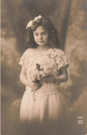 ENFANTS - Une Petite Fille Tenant Un Bouquet De Fleurs -  Carte Postale Ancienne - Portretten