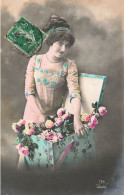 FANTAISIES - Une Fille Apportant Une Boite à Fleurs - Colorisé - Carte Postale Ancienne - Women