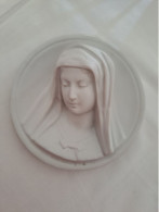 Médaillon.  Figurant La Sainte Vierge Marie.   En Porcelaine Blanche En Biscuit. - Art Religieux