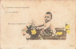 FANTAISIES - Je Pense à Vous En Arrivant... - Un Bébé Dans Un Panier De Fleurs - Colorisé - Carte Postale Ancienne - Bébés