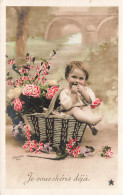 FANTAISIES - Un Bébé Assis Dans Un Panier De Fleurs - Colorisé - Carte Postale Ancienne - Bébés