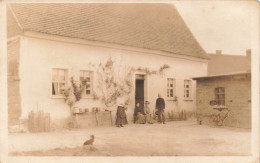 CARTE PHOTO - Maison Ancienne - Famille - Devant La Porte - Carte Postale Ancienne - Fotografie